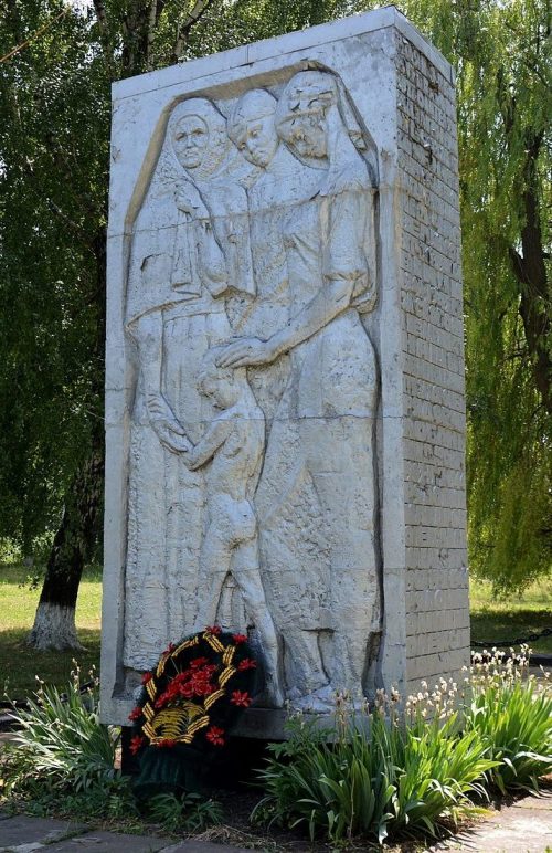 п. Сальково Гайворонского р-на. Братская могила 5 советских воинов и памятник воинам-односельчанам.