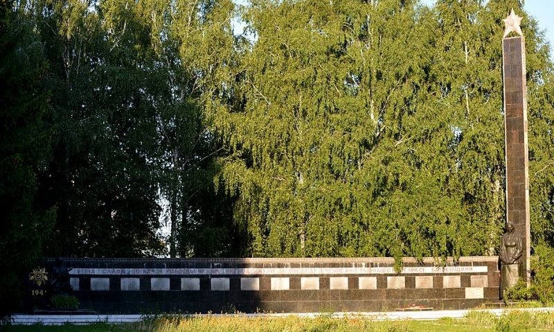 с. Солгутово Гайворонского р-на. Памятник воинам-землякам и братская могила 5 советских воинов.