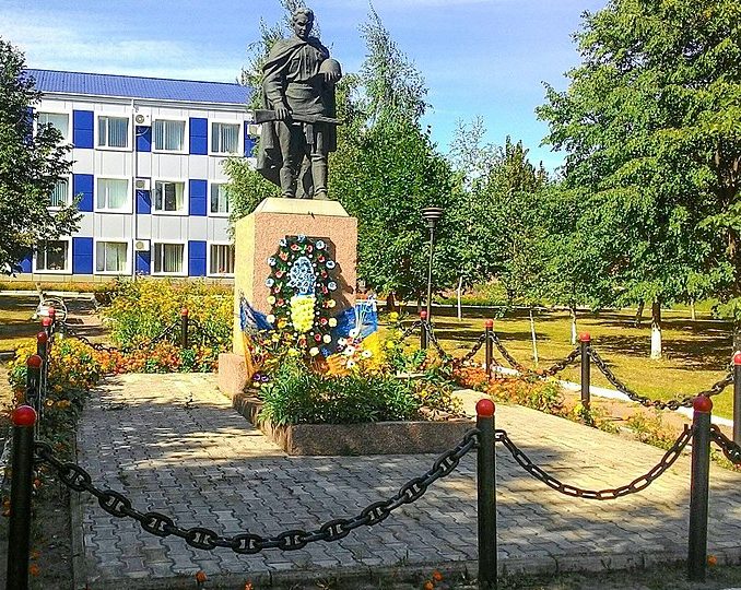 с. Катериновка Кропивницкого р-на. Памятник, установленный на братской могиле, в которой похоронено 39 советских воинов. 