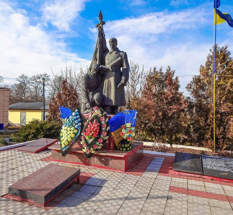 с. Обозновка Кропивницкого р-на. Памятник, установленный на братской могиле, в которой похоронено 174 советских воинов.