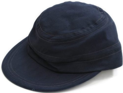 Синяя летная кепка.