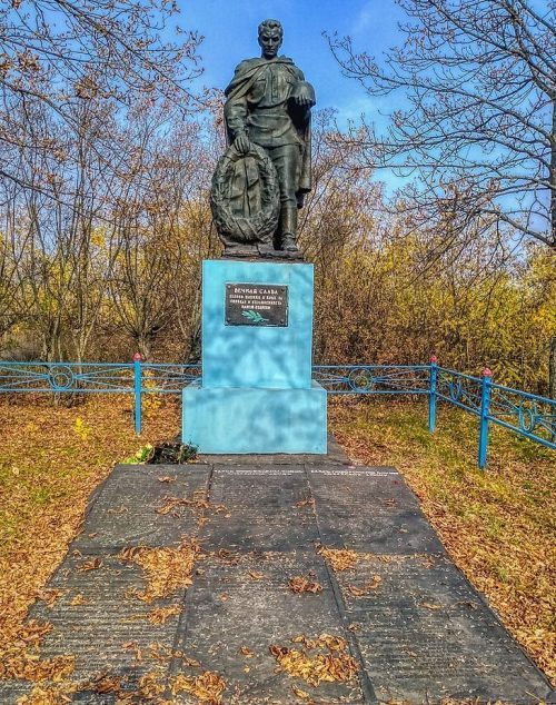 с. Олено-Косогоровка Кропивницкого р-на. Памятник, установленный на братской могиле, в которой похоронено 69 советских воинов.