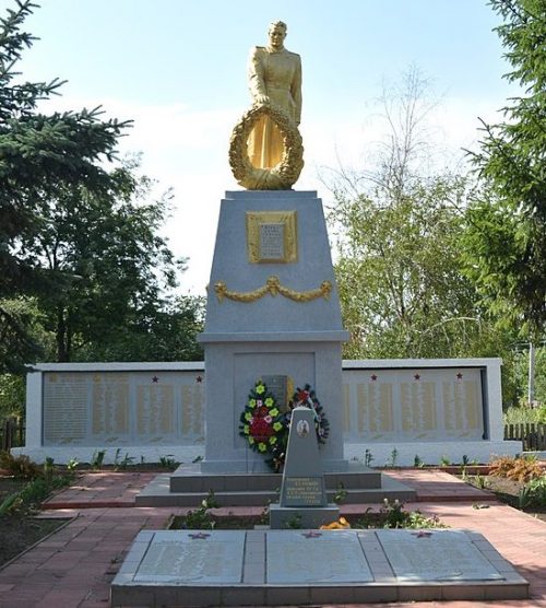 п. Голованевск. Памятник, установленный на братской могиле советских воинов.