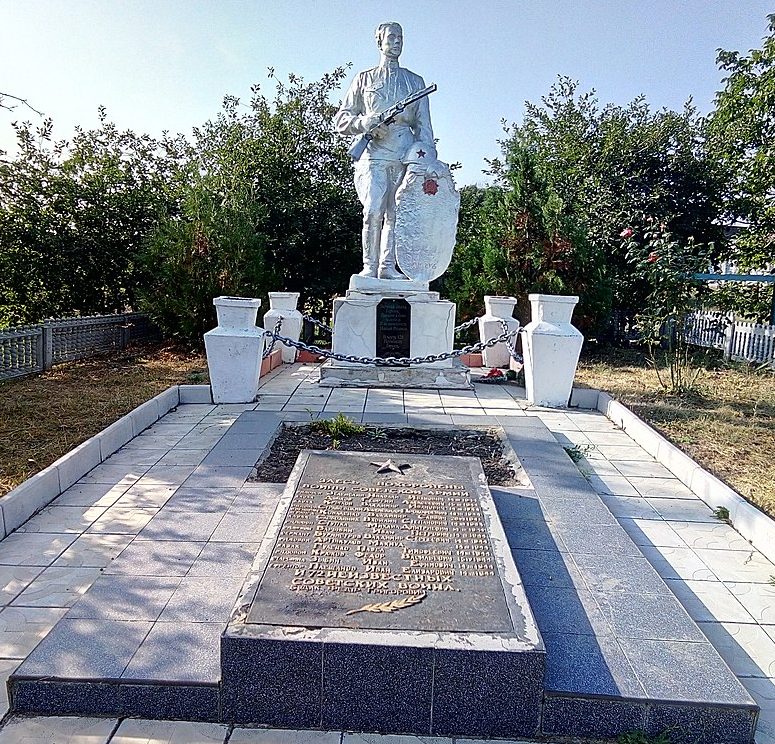 с. Наливайко Голованевского р-на. Памятник, установленный на братской могиле, в которой похоронено 86 советских воинов. 