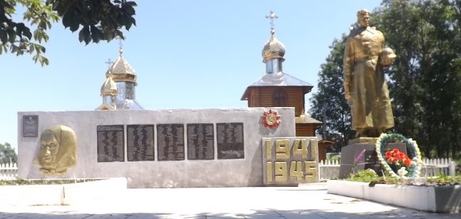 с. Пушково Голованевского р-на. Братская могила воинов-освободителей и памятный знак павшим землякам, установленный в 1975 году. 