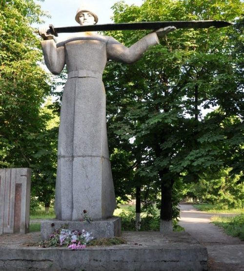 с. Свирневое Голованевского р-на. Памятник, установленный на братской могиле, в которой похоронено 53 советских воина.