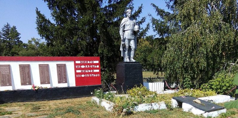 с. Троянка Голованевского р-на. Памятник, установленный на братской могиле, в которой похоронен 61 советский воин.
