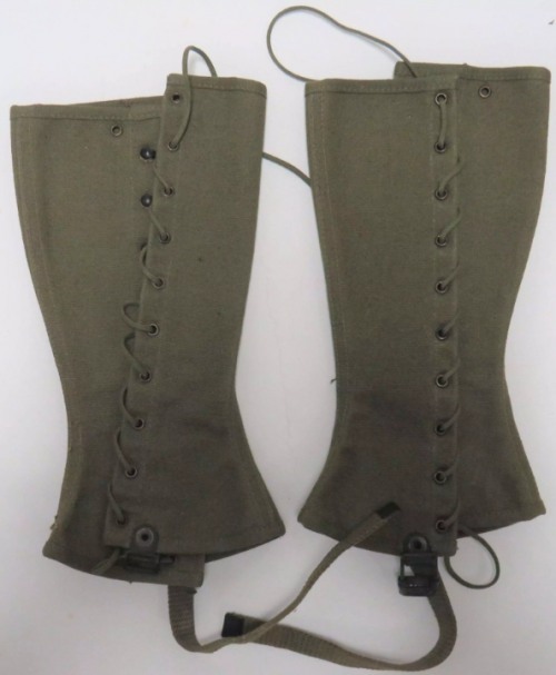 Темно-зеленые легинсы с боковой шнуровкой и нижними лямками для ботинка.