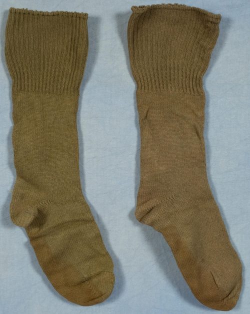 Оливково-серые плотные шерстяные носки.