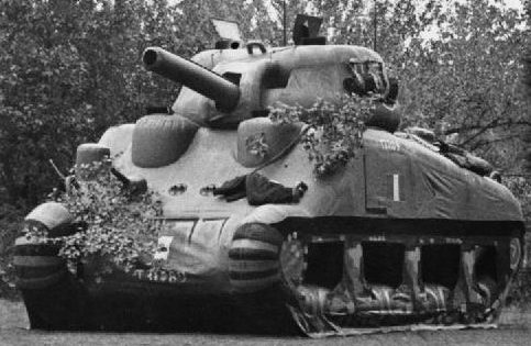 Надувной макет танка, использовавшийся в рамках операции «Fortitude».