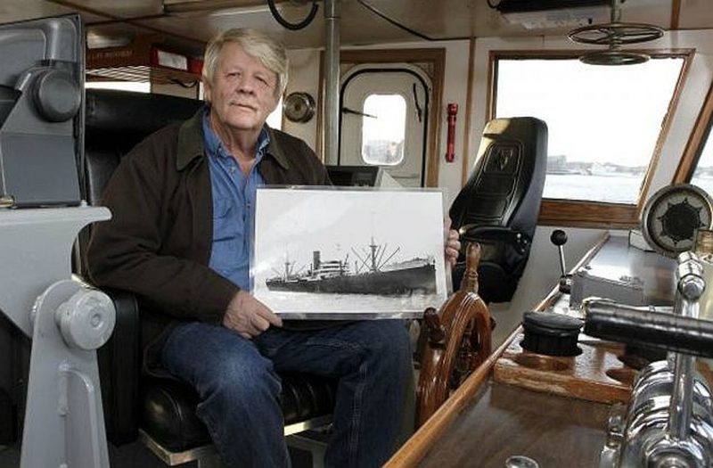 Брукс демонстрирует фото затонувшего «Port Nicholson» для падких на сенсации СМИ.