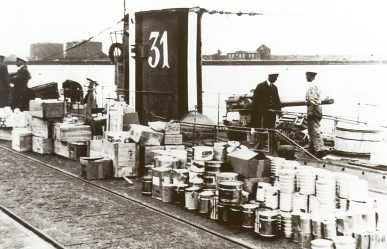 Погрузка продуктов на подлодку «U-31». 1940 г.