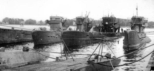 Часть немецких подлодок в озере Эриболл после капитуляции. 1945 год.