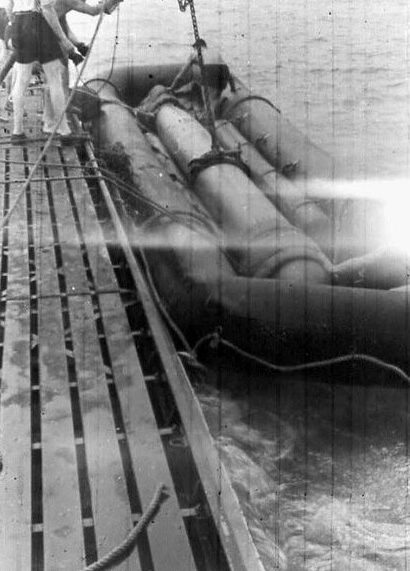 Дозаправка и пополнение боезапаса подлодки «U-106» в море. Июнь 1942 г.