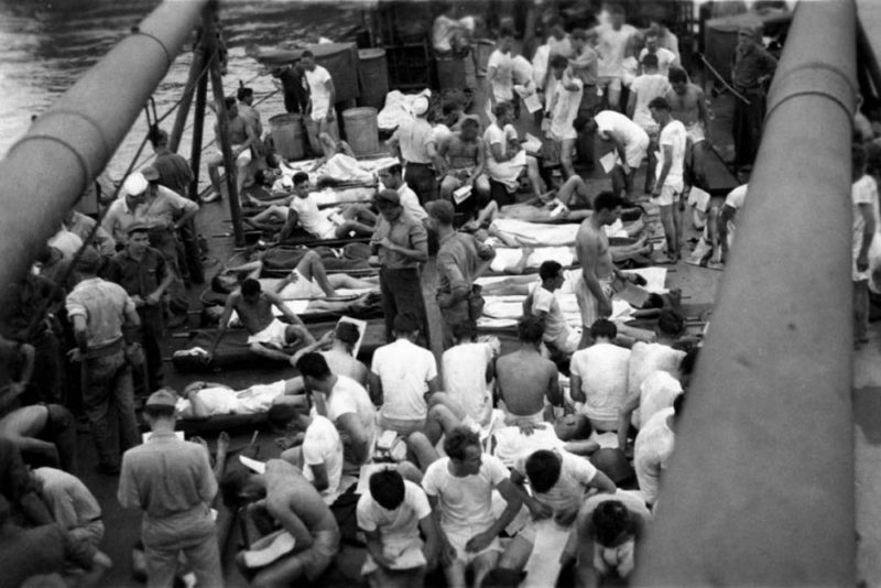Спасённые моряки с «Индианаполиса» на палубе одного из эсминцев.