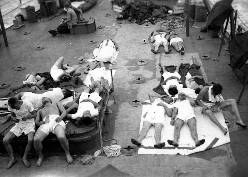 Моряки с «Индианаполиса» сразу после спасения.