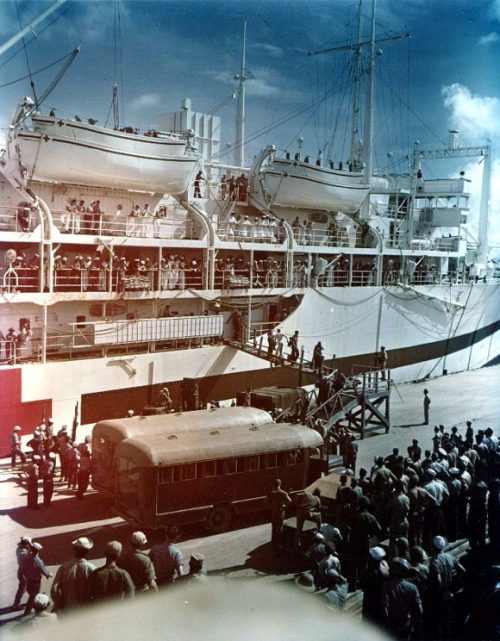 Спасённые моряки с «Индианаполиса» на острове Гуам. 8 августа 1945 г.