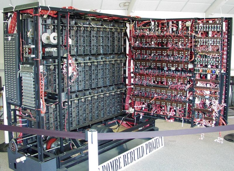 Блоки «Bombe» в музее Блетчли-Парк. Он содержал 6 трехроторных эквивалентов Enigma.