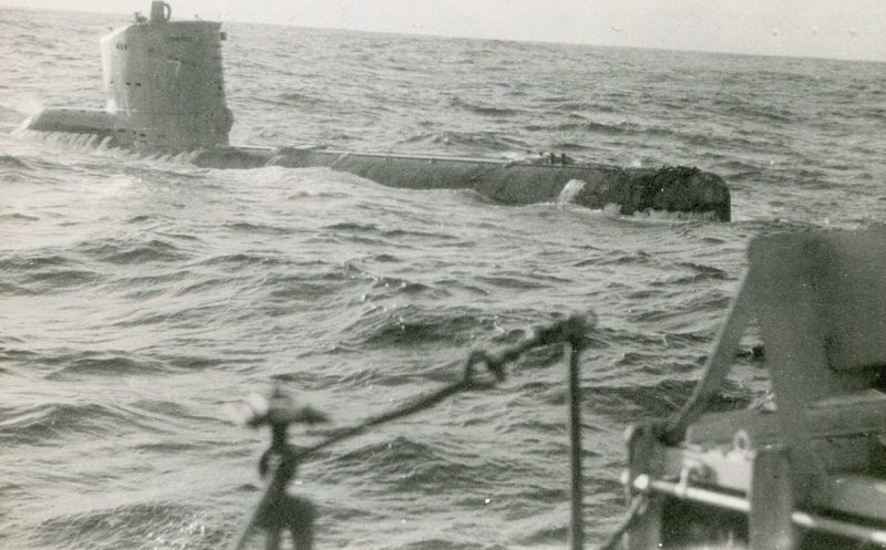 Эсминец ВМС Польши ORP Krakowiak буксирует немецкую подводную лодку серии XXIII U -2337 в море для затопления. 28 ноября 1945 г.