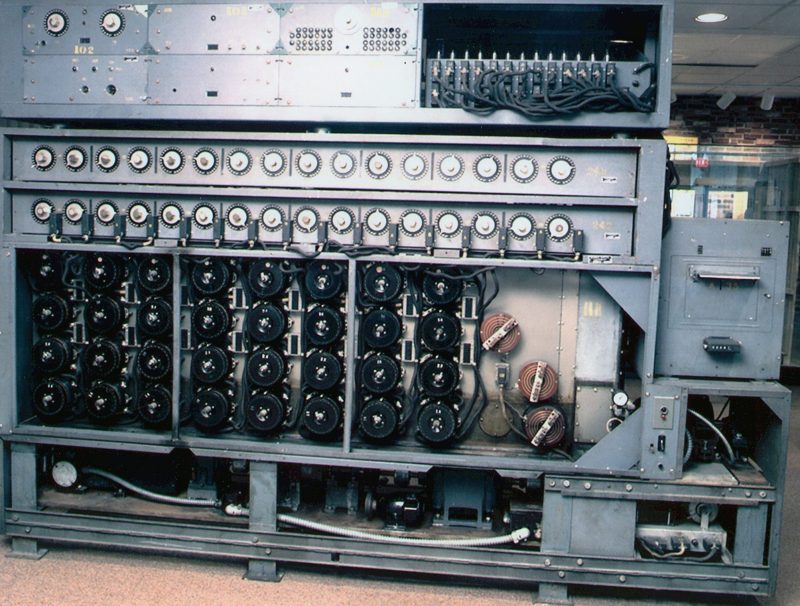 «Bombe» США. Она содержала 16 четырехроторных эквивалентов Enigma и была намного быстрее британской бомбы.