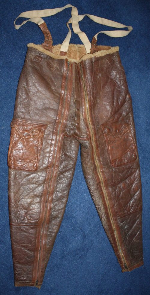 Кожаные летные брюки с мехом и подтяжками образца 1943 года.