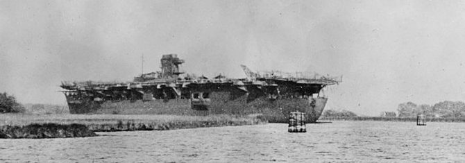 Авианосец «Graf Zeppelin» на мели. Сентябрь 1945 г. 