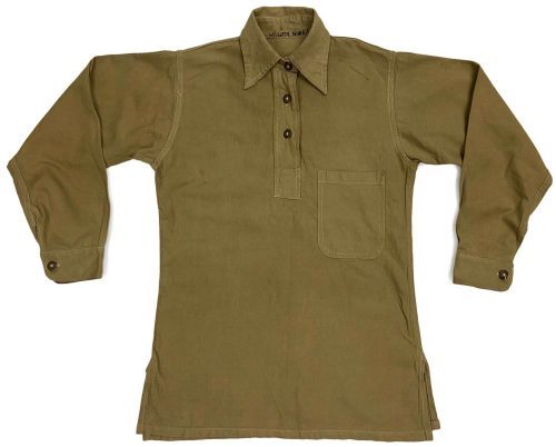 Хлопковая рабочая рубашка цвета хаки с резиновыми пуговицами.