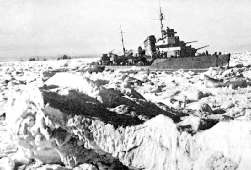 Эсминец Северного флота эскортирует транспортные суда по Севморпути. 1944 г.