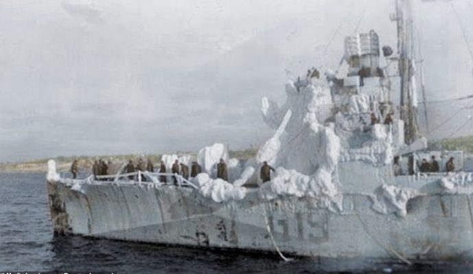 Обледеневшие корабли Арктического конвоя. 1943 г. 