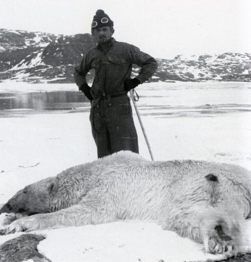 Сотрудник метеостанции с убитым белым медведем.