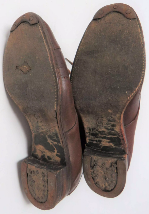 Кожаные коричневые ботинки служащих ATS с металлическими подковами каблуков и носков.