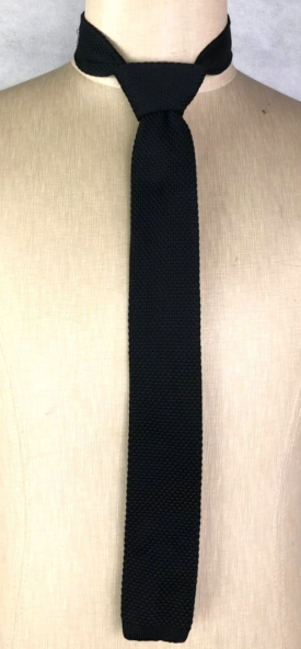 Черный вязаный галстук.