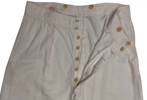 Белые хлопчатобумажные тропические брюки офицера.