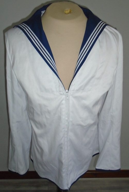 Белая блуза из комплекта белой формы.