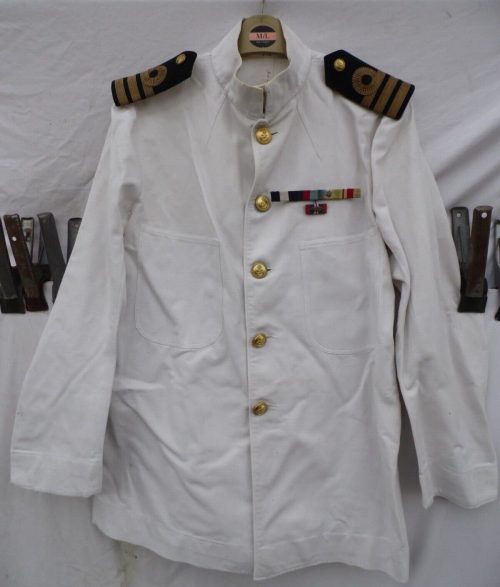 Белая парадная форма офицера.