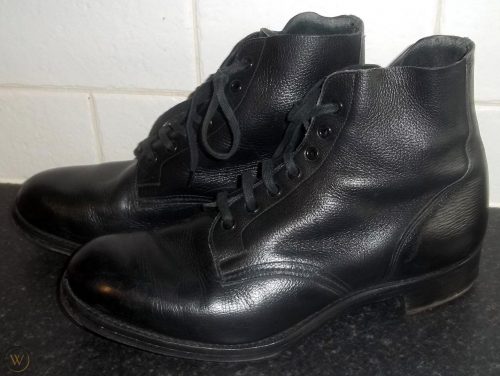 Черные кожаные ботинки матросов.