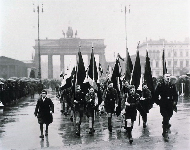 Группы Гитлерюгенд с флагами. 1933 г. 