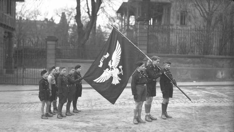 Группы Гитлерюгенд с флагами. 1933 г. 