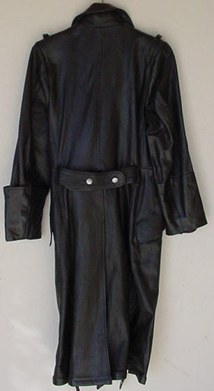Черное кожаное пальто офицеров.