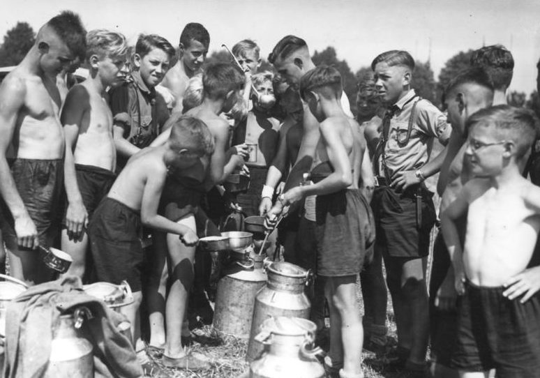Раздача пищи в летнем лагере Гитлерюгенд. 1933 г. 
