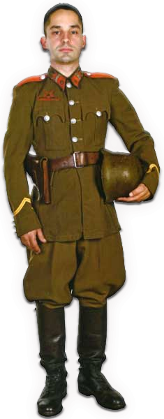 Курсант-артиллерист, отличительным знаком чего является Л-образная нашивка желтого цвета внизу рукава мундира.