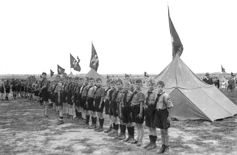 Новобранцы Юнгфолька в лагере на перекличке. Берлин 1934 г.