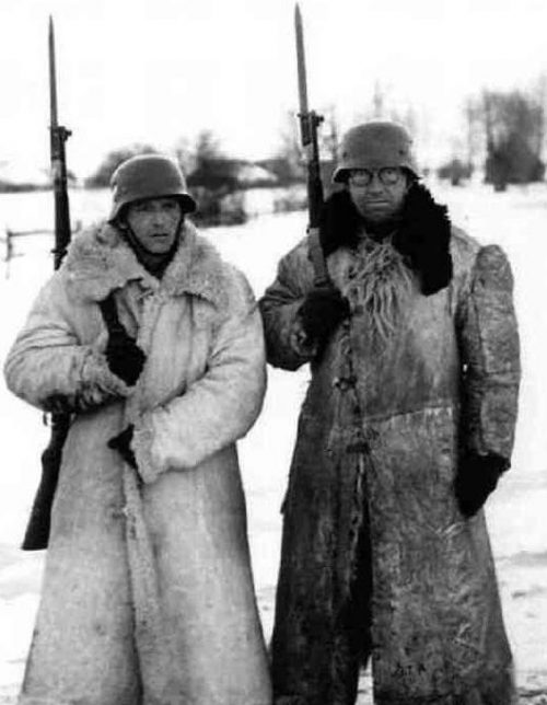 Немцы в краденых тулупах. 1942 г.
