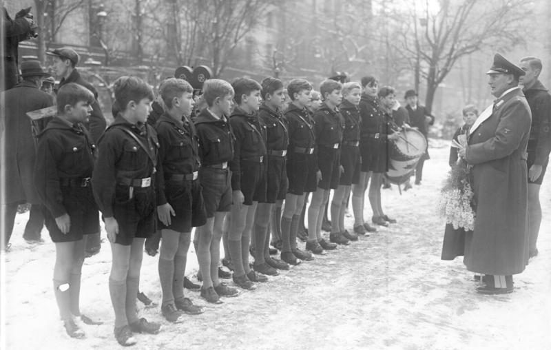 Отряд Гитлерюгенд поздравляет Германа Геринга с 42-летием. 1935 г.