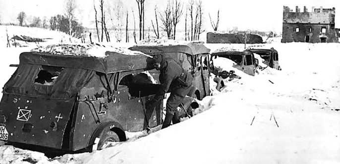 Разбитая немецкая автоколонна. 1942 г.