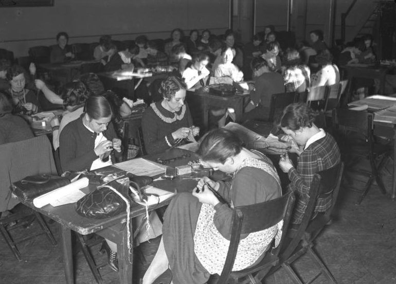 Занятия по шитью на курсах BDM. 1936 г.