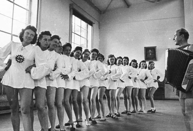 Обучение танцам. 1936 г. 