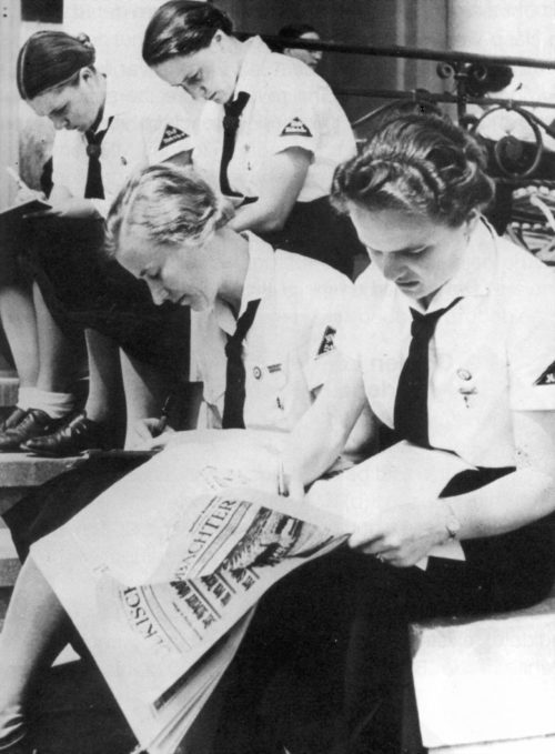 Изучение газет – обязательная дисциплина для девушек из BDM. 1936 г. 