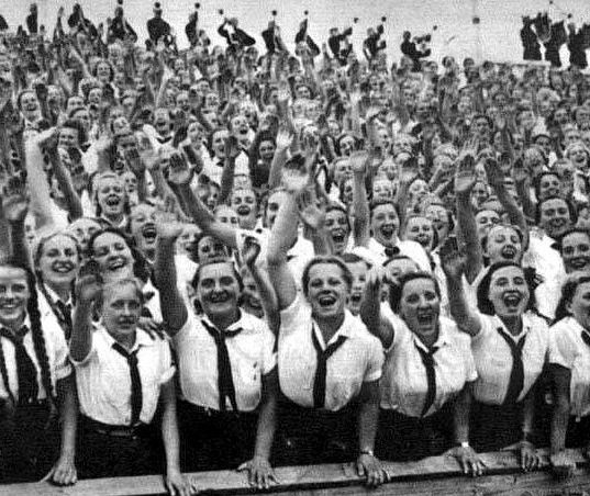 Приветствие Гитлера на стадионе. 1937 г.