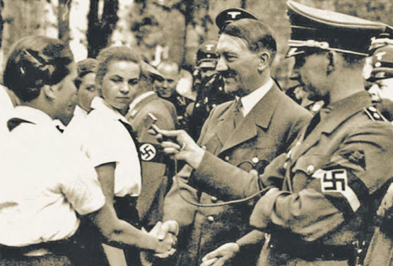 Девушки из BDM на встрече с фюрером. 1937 г.